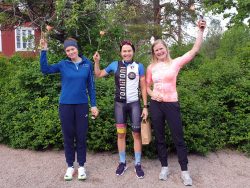 Lapinkylän tempon naisten palkitut. Voittaja Minna-Maria Kangas (IK-32), toisena Egle Mätas (UTAS) ja kolmantena Laura Patrikainen (RSR).