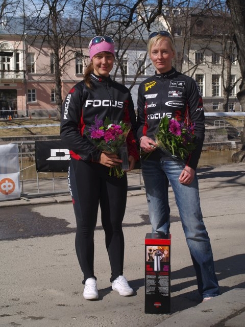 17. huhtikuuta ajettiin keväisessä auringonpaisteessa yksi Suomen perinteisimmistä kilpailuista. TS-korttelit Turussa järjestettiin jo 54. kerran, tosin naisten luokka oli mukana vasta 15. kertaa. Kilpailussa oli alusta lähtien hyvä vauhti. Naisten ykkönen oli eilisen tavoin CCH:n Anne Palm. Kirsi Väinölä polki tänäänkin itsensä podiumille ollen kolmas. Teamin tulevaisuuden lupaus Vilma Alanko ajoi loistavasti, sijoittuen N18-luokassa toiseksi Porvoon Akilleksen Eveliina Suvisaaren jälkeen.