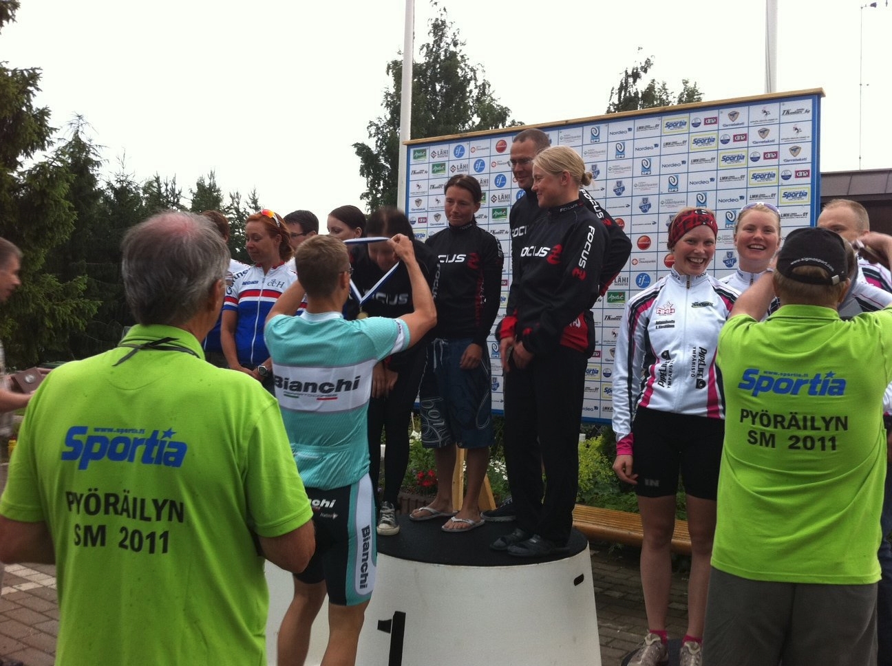 Team voitti naisten elite-luokan joukkuekilpailun Suomen mestaruuden jo kolmantena vuonna peräkkäin. Tällä kertaa vajaan kolmen minuutin erolla seuraavaan. Joukkueessa polkivat Merja Kiviranta (kolmas vuosi peräkkäin henkilökohtainen SM-pronssi aika-ajossa), Riikka Pynnönen (6:s) ja Laura Lilja (7:s). Naisten kilpailun ylivoimainen ykkönen oli GIF:n Pia Sundstedt. N18-luokassa Vilma Alanko täydensi teamin tämän päiväisen mitalisuoran ottamalla SM-hopeamitalin.