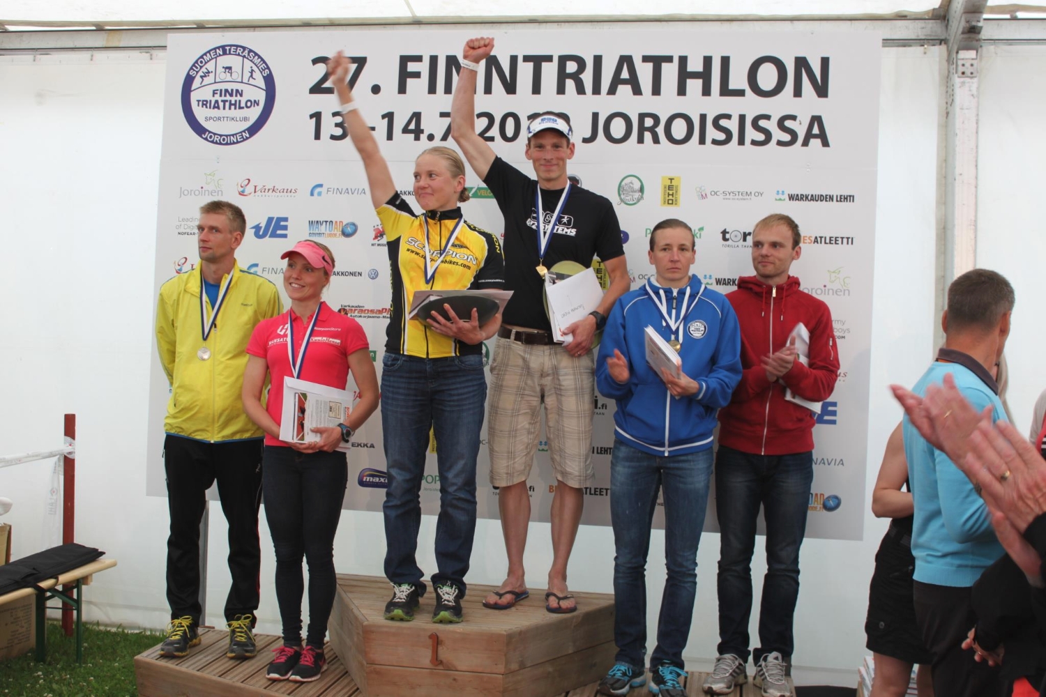 Joroisilla ratkaistiin triathlonin puolikkaiden matkojen Suomen mestaruudet. Matkana oli 1,9 km uintia, 90 km pyöräilyä ja vielä 21,1 km juoksua. Teamimme triathlon-naiset olivat taas odotetun vahvoja. Merja Kiviranta nappasi tällä kertaa mestaruuden ja Kaisa Lehtonen hopeamitalin. Pari viikkoa sitten sprinttimatkalla järjestys oli toisin päin. Kuva otettu palkintojenjaosta, jossa on samalla palkittuna sekä naisten että miesten kärki. Lämpimät onnittelut hienoista suorituksista!