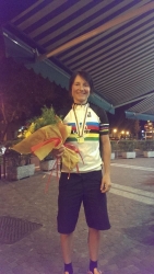 Riikka Pynnönen on tänään 20.9. voittanut Maailman mestaruuden aika-ajossa luokassa N30 (UWCT UCI World cycling tour 2013 Final). Kilpailut käytiin Italian Trentossa.