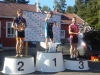 Ilari "Ile" Laine nappasi yllättäen ISM-hopeaa M35-luokan maantieltä. Lasse Huovilainen (ACT) juhlii palkintopallilla mestaruutta. Pronssimitalin vei edellisen vuoden elite-luokan Suomen mestari Jarkko Niemi (KoiI).