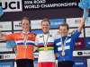 Lotta Lepistölle MM-kisoista kaksi pronssin väristä mitalia. Tässä hän iloitsee maantieajon podiumilla. Voittaja tanskalainen Amalie Dideriksen ja hopealla hollantilainen Kirsten Wild.