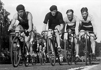 Pyöräilyliiton mestaruuskisat Eläintarhan kentällä. 4 km:n finaalissa kärjessä Thor Porko (vas.) ja Nils Berghom. (HbI 15.7.1934)
