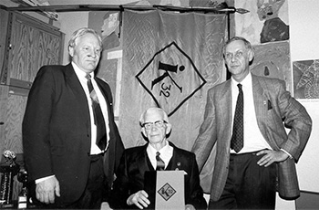 Anders Pihlflyckt (vas.), Birger Ostrow ja Curt Åhl seuran 60-vuotisjuhlissa. Ostrowin käsissä hänen muistiinpanonsa seuran historiasta.
